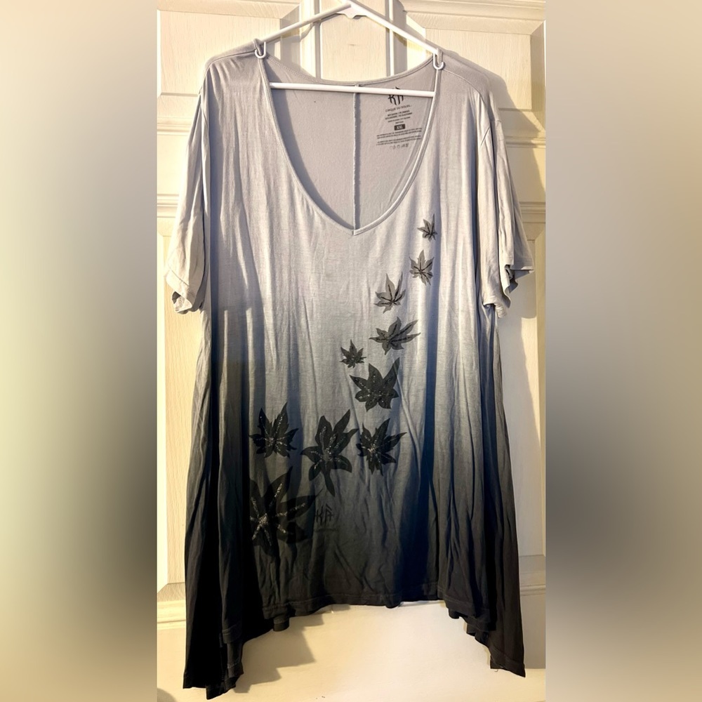 Ka- Ombré Gray V-Neck Tunic, w/ glittered leaves XXL